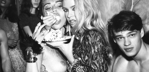 Miley Cyrus posou bem sensual ao lado da namorada, a modelo Stella Maxwell - Reprodução/W Magazine