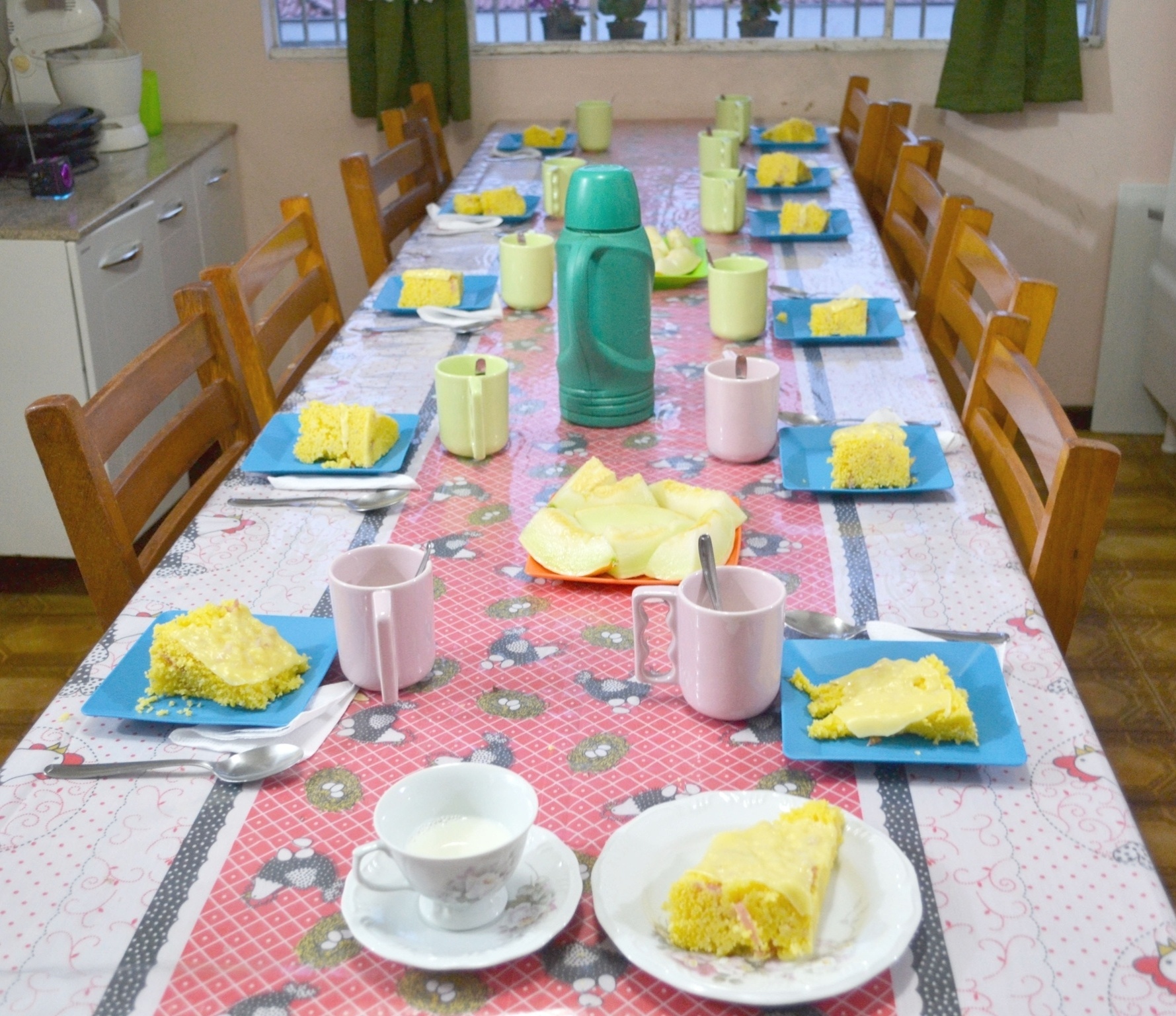 Mesa do café posta para os moradores da Casa do Piauí, onde vivem 11 bailarinos entre 10 e 15 anos que dançam na Escola do Teatro Bolshoi, em Joinville (SC) - Manuela Schneider/Bolshoi