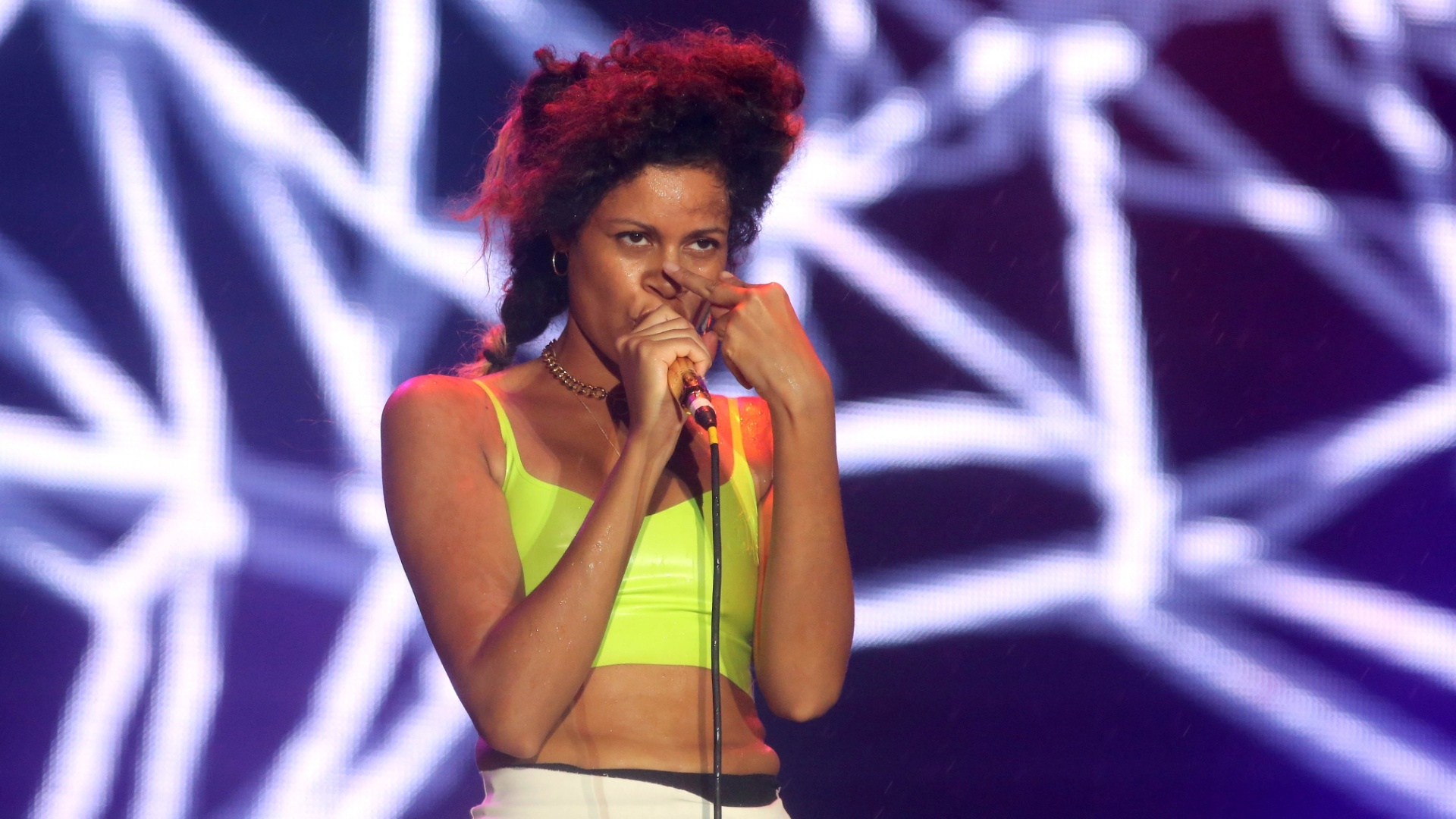 27.set.2015 - Debaixo de forte chuva, o duo AlunaGeorge se apresenta no palco Mundo no último dia do Rock in Rio 2015 - Fernando Maia/UOL