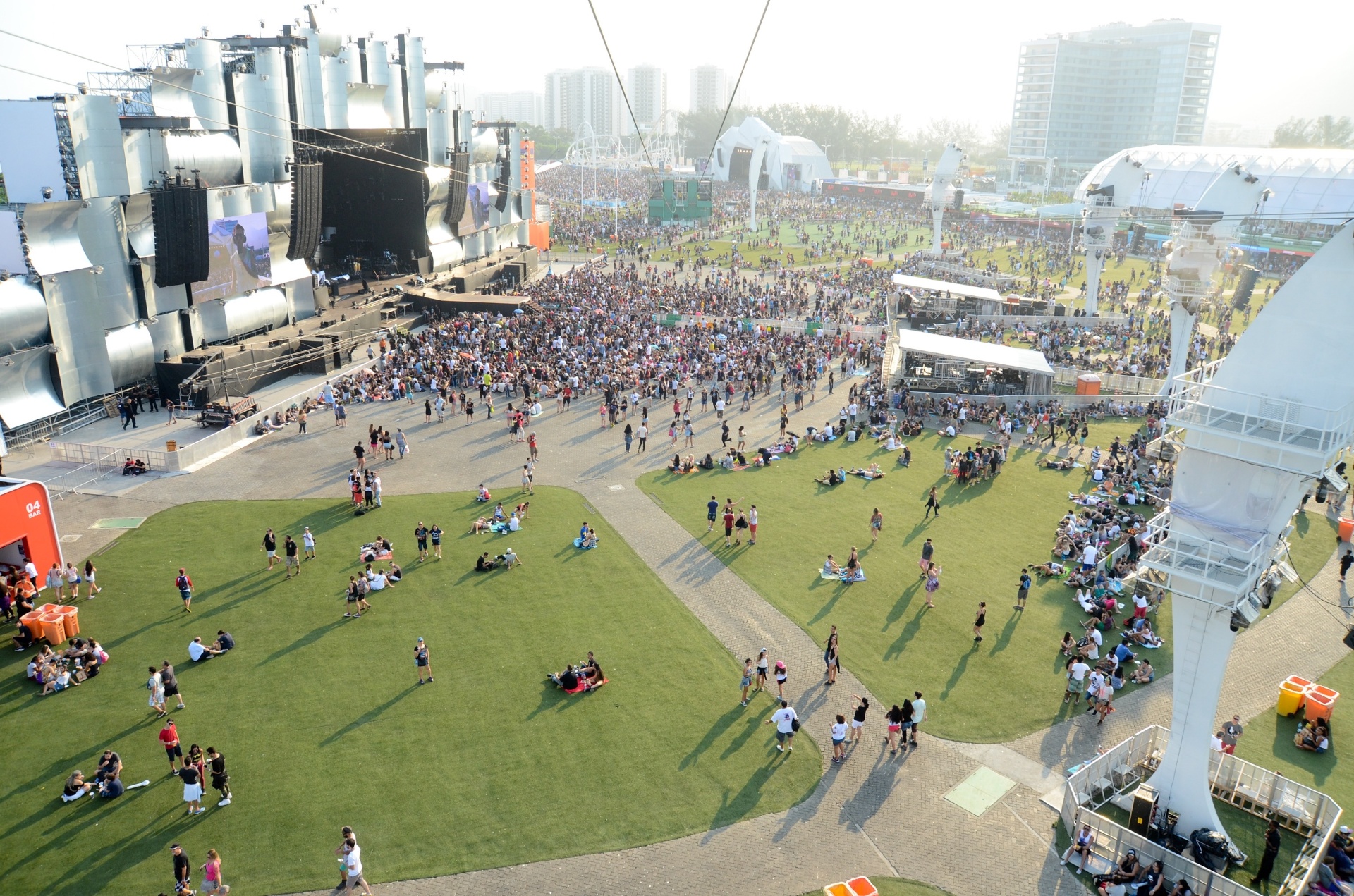 27.set.2015 - Público começa a se aglomerar em torno do palco Sunset para o último dia do Rock in Rio 2015 - Adriano Ishibashi/Agência Estado