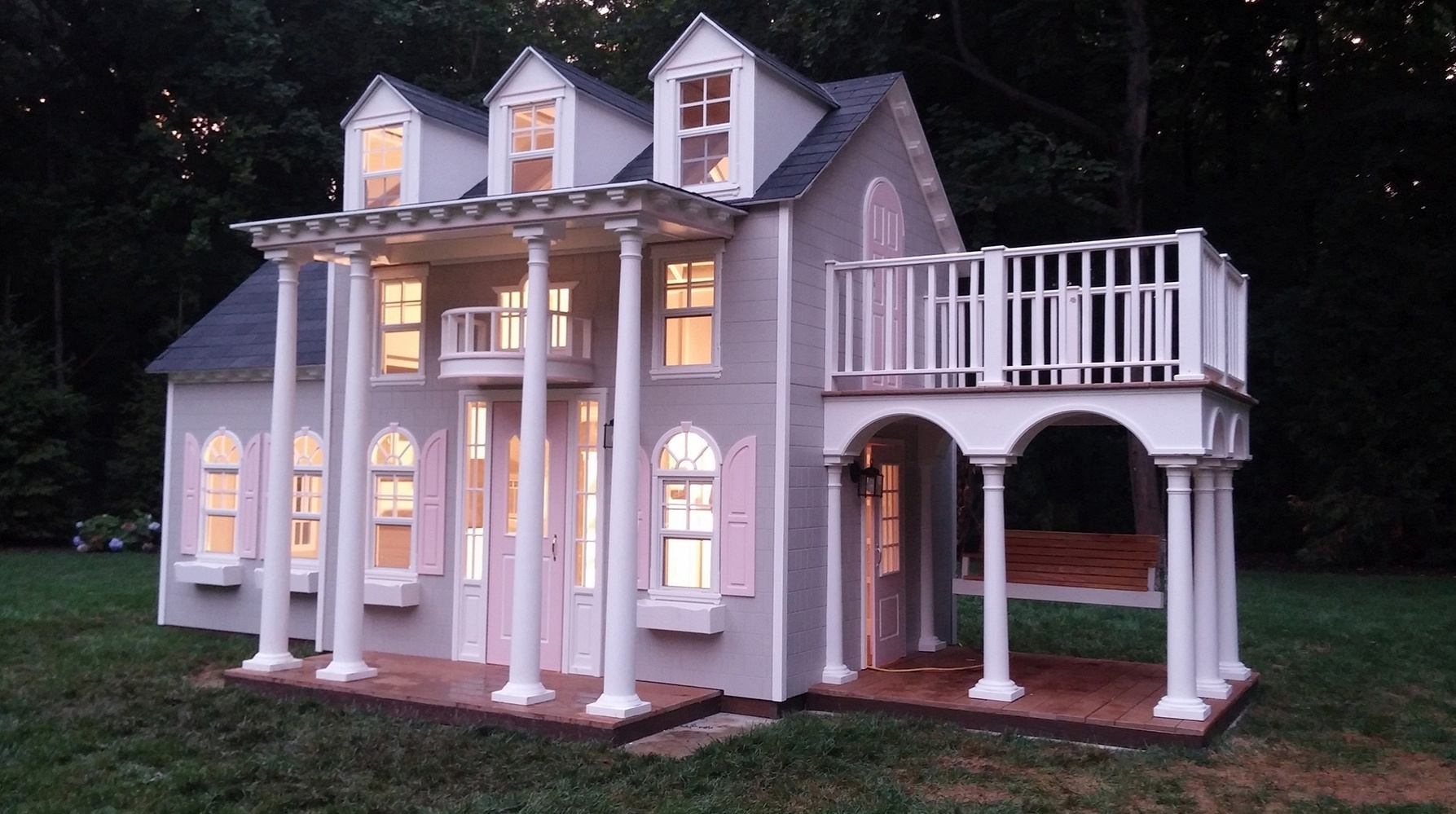 Na Lilliput Play Homes (www.lilliputplayhomes.com), você pode optar por "imóveis" prontos que custam até US$ 20 mil, o que corresponde a R$ 77.986 ou investir em uma casa de boneca personalizada como essa construção suntuosa (foto), de estilo vitoriano, localizada em Lloyd Harbor, New York (EUA). A empresa não revela os valores desses projetos "únicos", mas informa que os preços chegam a US$ 75 mil, equivante a R$ 292.447,50 I Valores referentes à cotação do dia 27.10.2015 - Divulgação/ Lilliput Play Homes