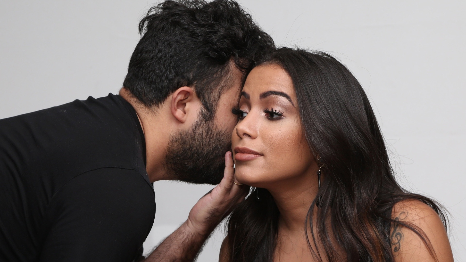 Anitta recebe instruções do assessor de imprensa - Marco Antonio Teixeira/UOL