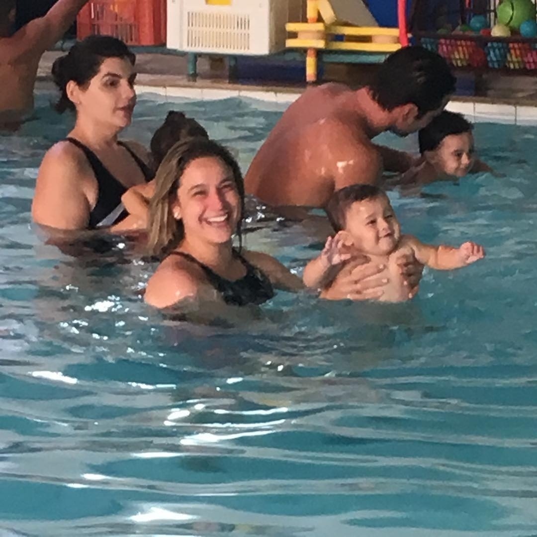 26.abr.2016 - Fernanda Gentil e o ex-marido, Matheus Braga, mantêm boa relação 20 dias após o anúncio da separação. O empresário acompanhou a apresentadora da Globo durante a aula de natação do filho, Gabriel, de oito meses. "Aulão de natação com a mamãe!! Phelps na área!", escreveu Matheus no Instagram. Seguidores aprovaram o bom relacionamento dos dois, mas continuam torcendo pela reconciliação. "Vocês eram lindos juntos", comentou uma fã. "Eles voltaram?", questionou outra - Reprodução/Instagram/bragateteu