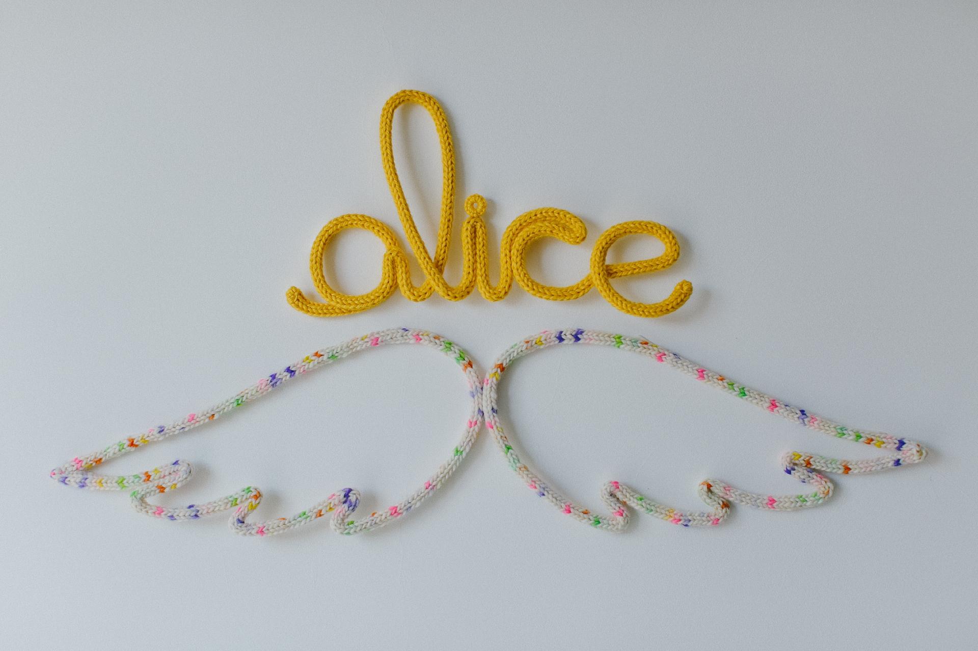 Tanto para pendurar quanto para colocar na mesa do bolo como enfeite, as peças feitas artesanalmente em arame e tricô da Achei o que Queria (www.acheioqueeuqueria.com.br/) dão charme para a comemoração de mesversário - Divulgação