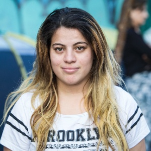 4.jul.2016 - Karina Marins continuava no local e garantiu o sexto lugar na fila da pista VIP do show do Fifth Harmony - Bruno Santos/UOL - Bruno Santos/UOL