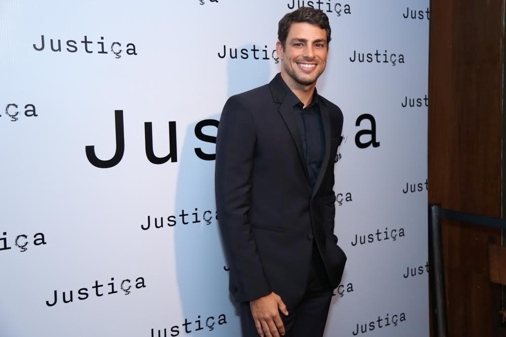 25.jul.2015 - Cauã Reymond, que interpreta o protagonista Mauricio em "Justiça", comparece ao lançamento da serie em restaurante no Rio - Roberto Filho /Brazil News