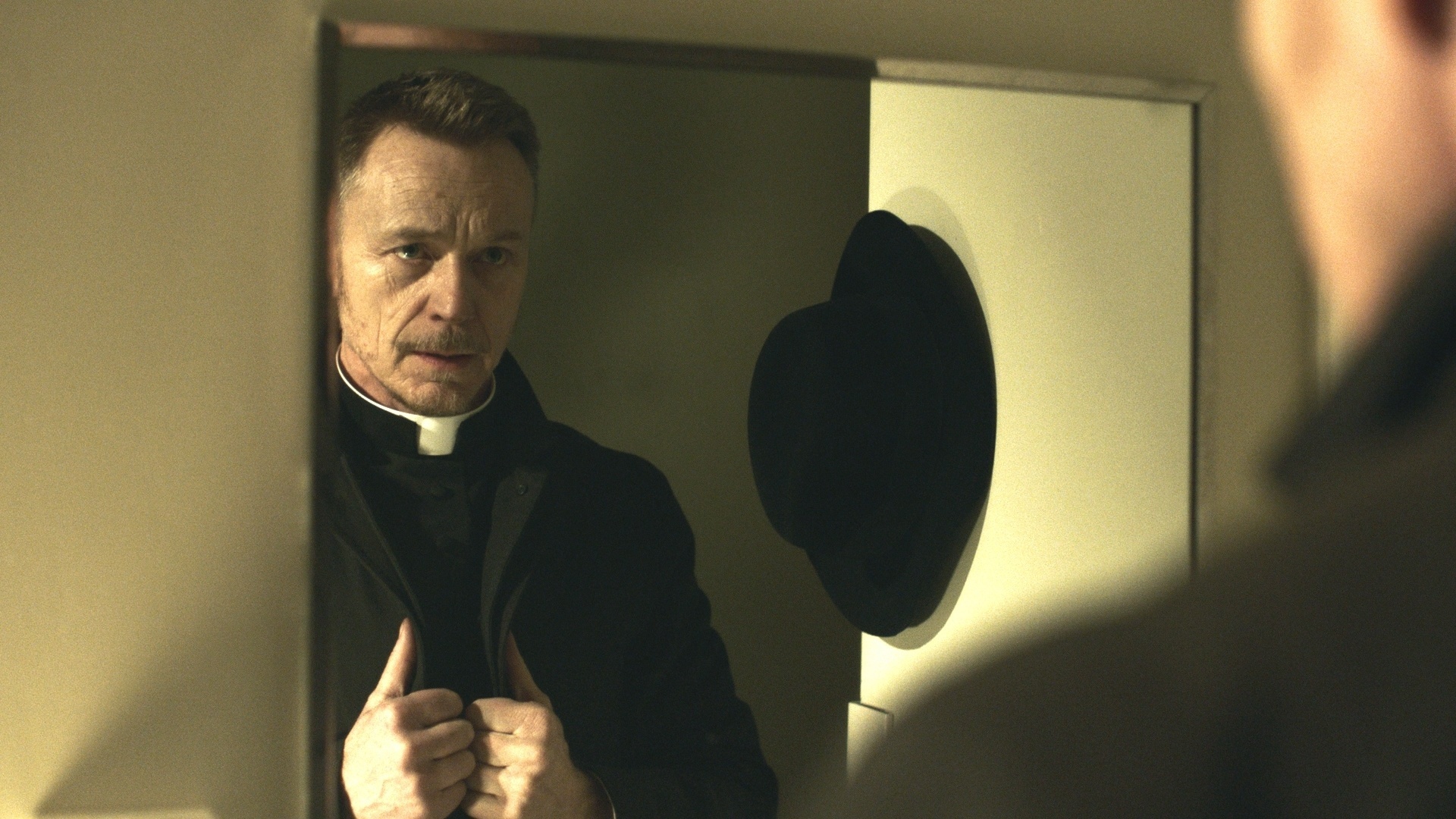 Ben Daniels é o padre Marcus Lang na série "O Exorcista" - Divulgação