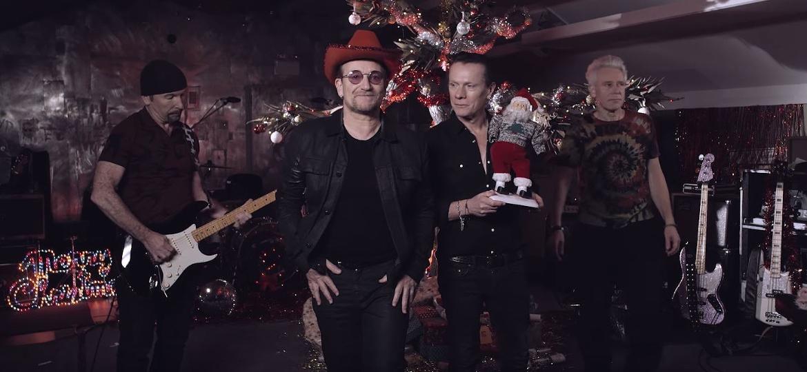 Os integrantes do U2 The Edge, Bono, Larry Mullen Jr. e Adam Clayton em vídeo natalino - Reprodução