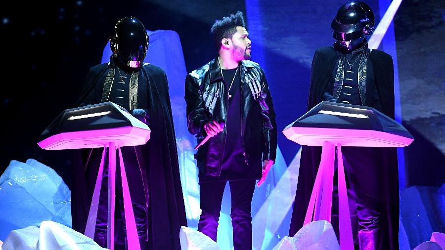 Daft Punk e The Weeknd se apresentam no palco do Grammy Awards 2017, em Los Angeles - Getty Images