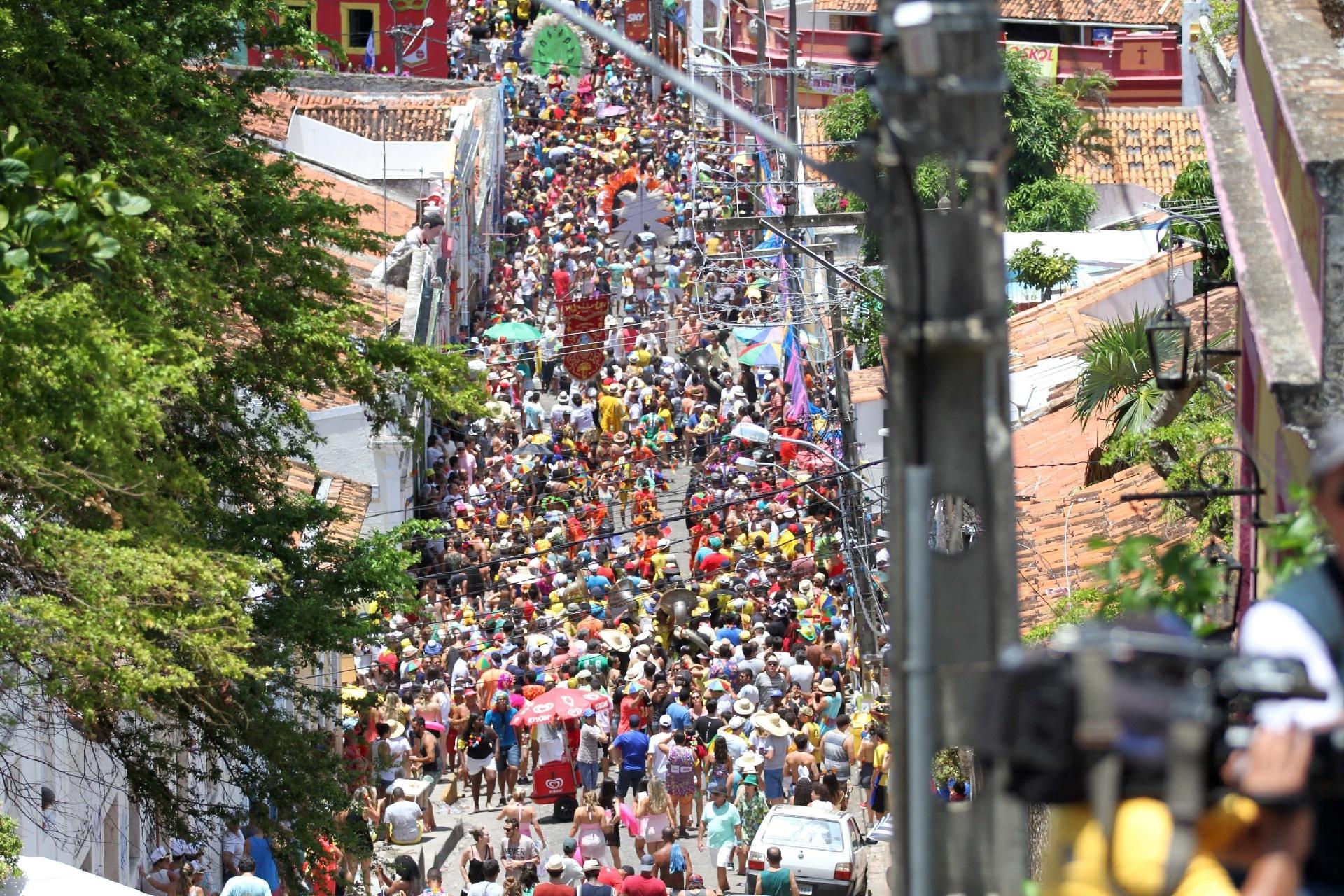 População lota as ruas de Olinda para acompanhar os bonecos gigantes - ALDO CARNEIRO/FUTURA PRESS/ESTADÃO CONTEÚDO