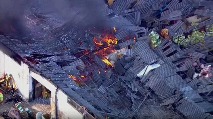 Incêndio atinge barracão da Império Serrano no Rio - Reprodução/TV Globo - Reprodução/TV Globo
