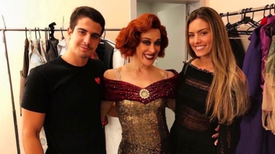 Enzo Celulari, Claudia Raia e Victória Bartelle após apresentação do musical "Cantando na Chuva" - Reprodução/Instagram/victoriagrendene