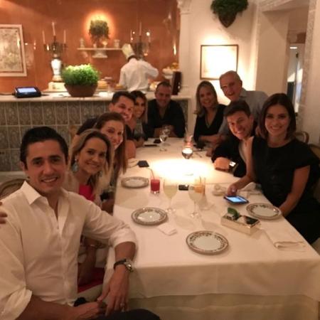 Carlos Alberto de Nóbrega no jantar em que pediu em casamento sua namorada, Renata Domingues - Reprodução/Instagram/calbertonobrega - Reprodução/Instagram/calbertonobrega