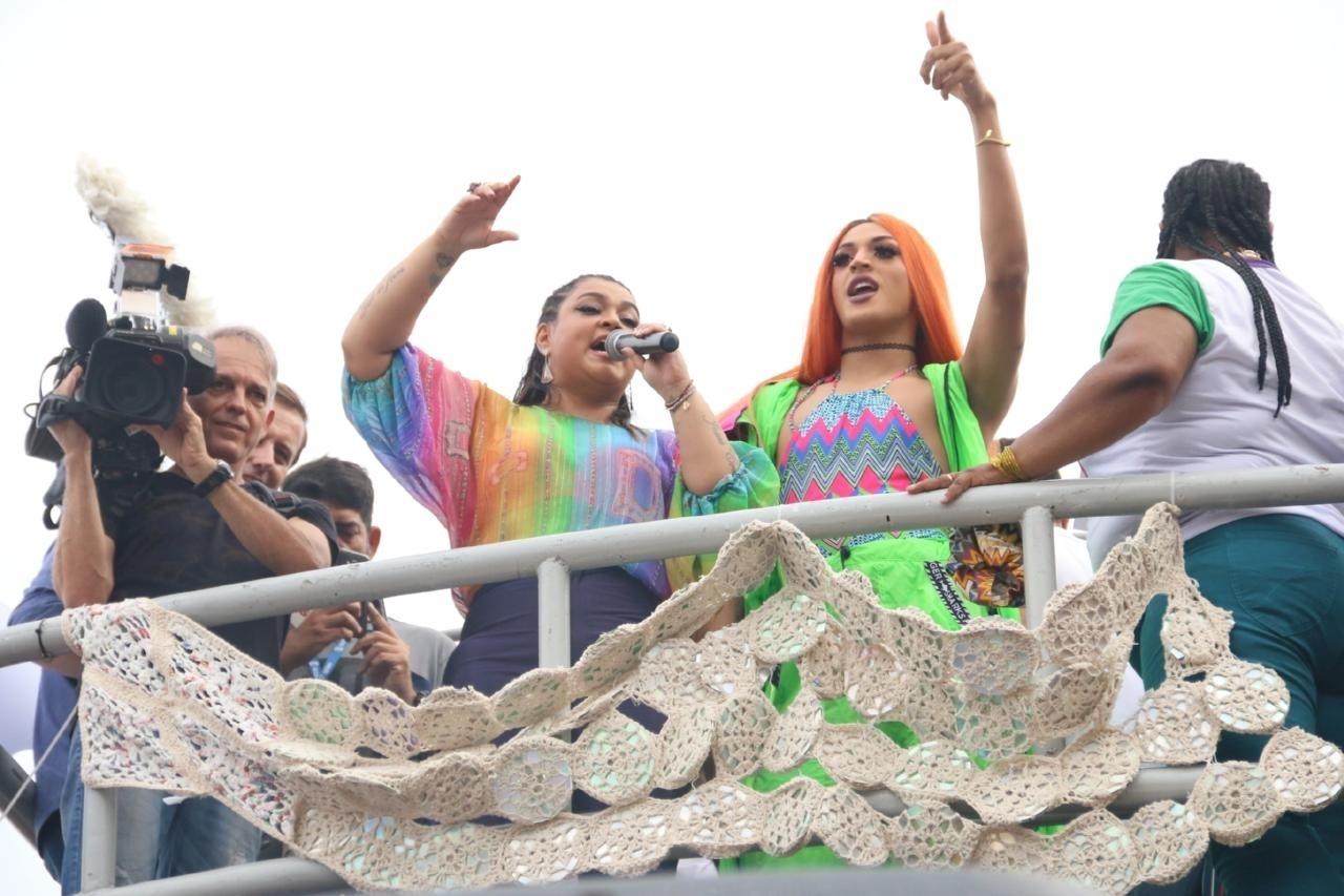 Preta Gil cantou com Pabllo Vittar, mas antes de começar o show, a cantora gritou do alto do trio em um tom de desabafo: "Meu partido é vocês. Eu vim aqui para cantar" - Daniel Pinheiro/AgNews