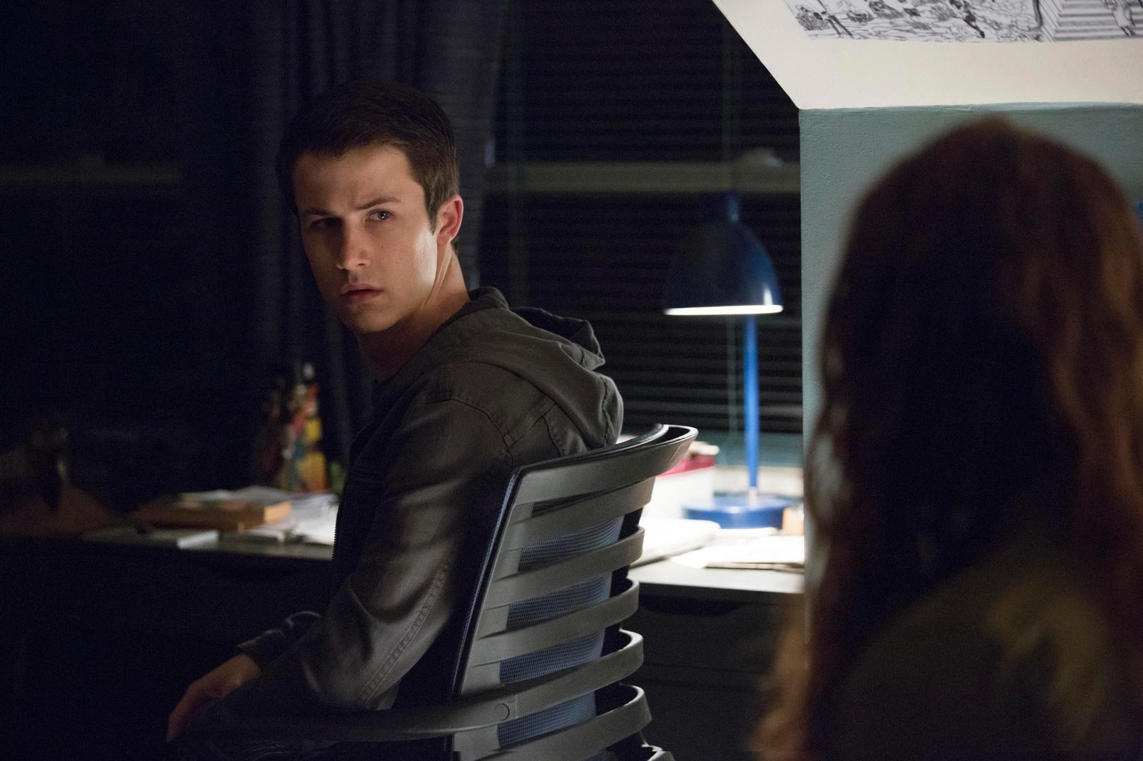 Clay (Dylan Minette) fala com Hannah (Katherine Langford) em cena da segunda temporada de "13 Reasons Why" - Divulgação/Netflix