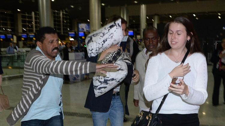 Acompanhada do segurança e de uma funcionária da companhia aérea, Gisele Bündchen dá um baile nos fãs para evitar fotos - Francisco Cepeda/AgNews - Francisco Cepeda/AgNews