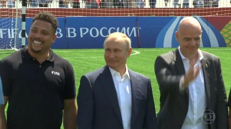 O presidente da Rússia, Vladimir Putin, participa da inauguração de uma escolinha de futebol em Moscou ao lado do ex-jogador Ronaldo e do presidente da Fifa, Gianni Infantino - Reprodução/TV Globo - Reprodução/TV Globo