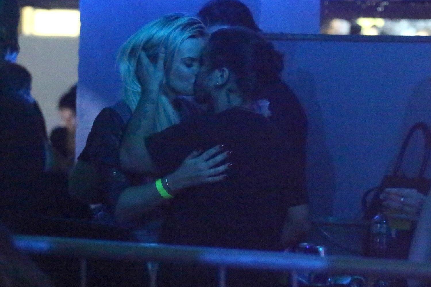 O ator Douglas Sampaio foi flagrado aos beijos com a modelo Veridiana Freitas na festa "Chega Junto", na zona portuária do Rio de Janeiro neste sábado (3) - Divulgação