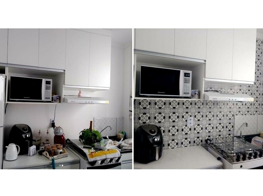 Aqui, adesivos que lembram ladrilhos hidráulicos decoram o frontão, que antes, por estar branco, não realçava o design dos armários. Por ser um revestimento provisório, fácil de ser removido, é indicado principalmente para quem mora em imóveis alugados e que não podem ser alterados - Alegra Adesivos Decorativos/ Divulgação