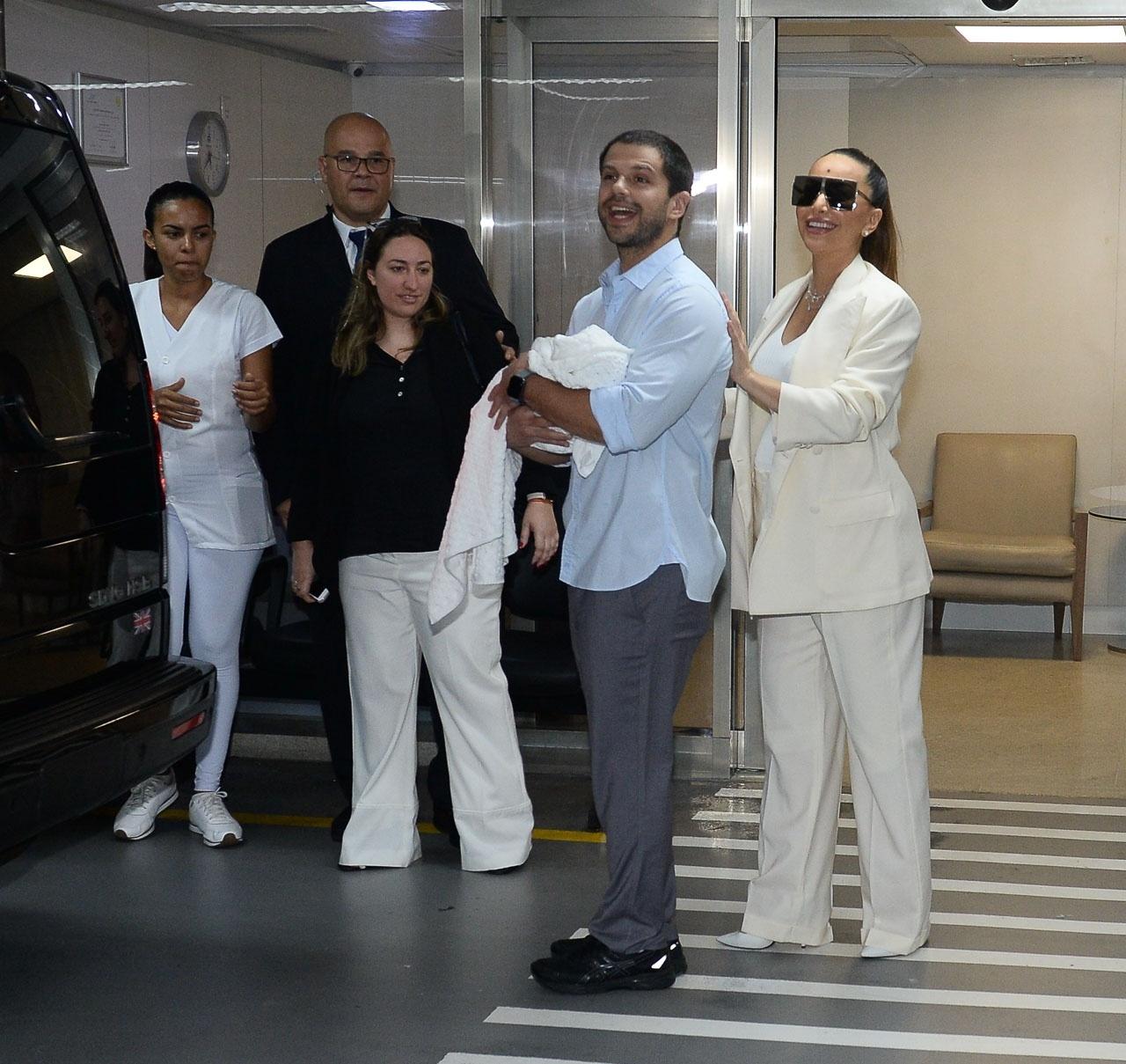 Sabrina Sato posa ao lado de Duda Nagle e Zoe, e deixa maternidade em São Paulo - Francisco Cepeda/AgNews
