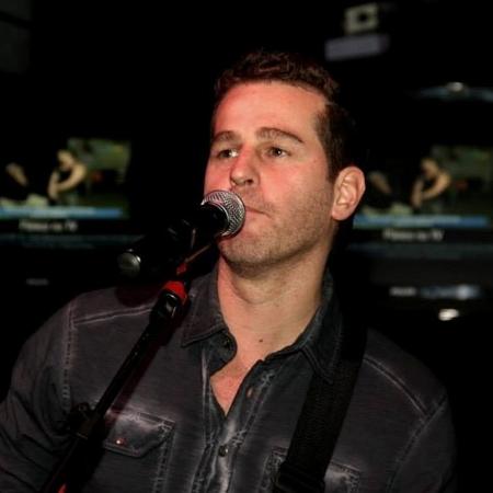 Afonso Nigro canta na festa de 12 anos da Trash 80's, em 2014 - Cristiane Camelo/Divulgação - Cristiane Camelo/Divulgação