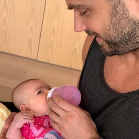Duda Nagle dá mamadeira à filha Zoe - Reprodução Instagram Duda Nagle