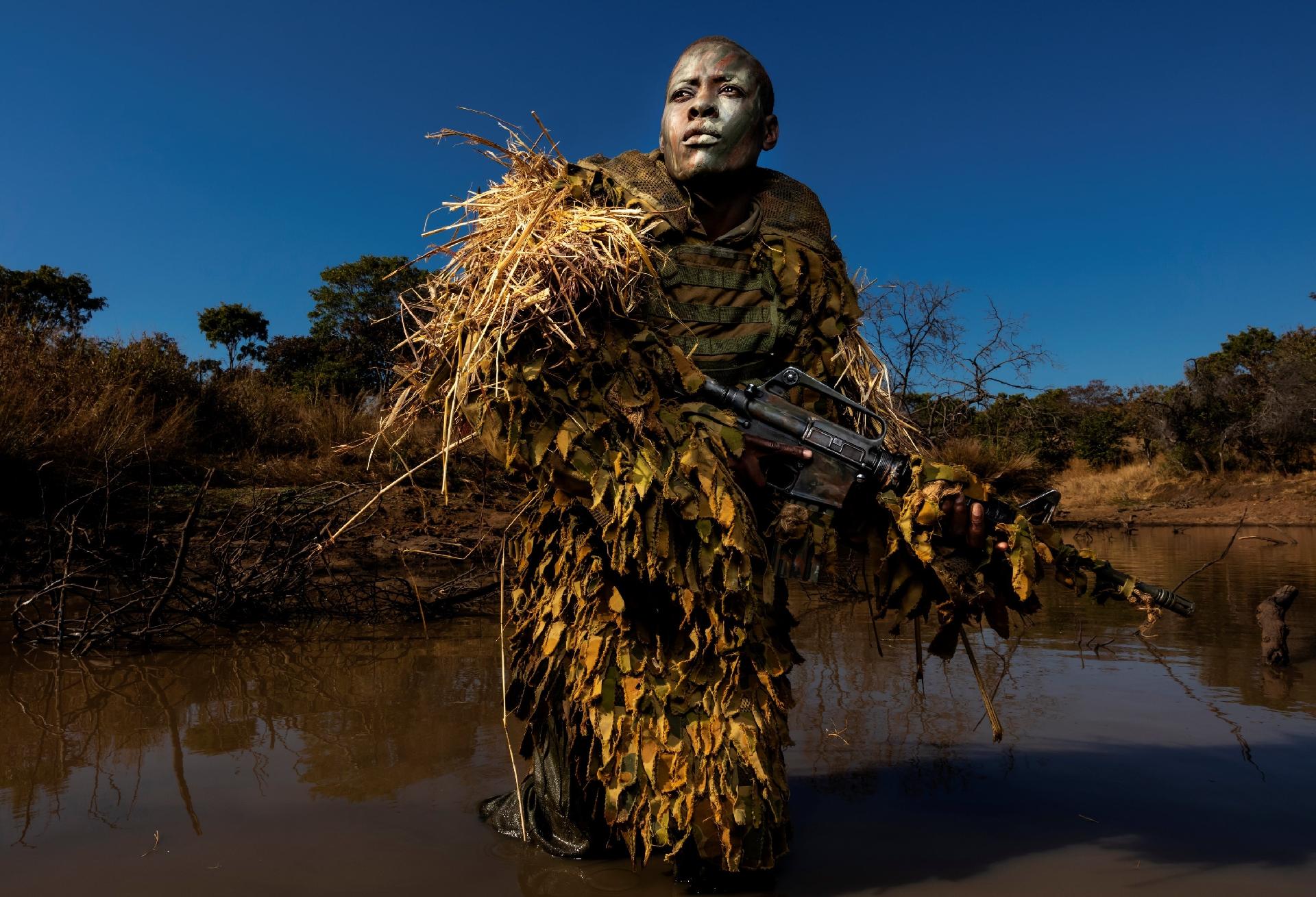 Petronella Chigumbura, integrante de uma comunidade exclusivamente feminina chamada Akashinga, no Zimbábue - Brent Stirton, for Getty Images/World Press Photo via REUTERS
