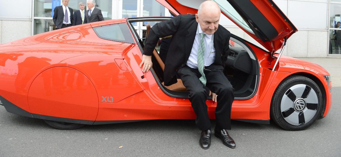 Ferdinand Piëch a bordo do VW XL1 em foto de 2013; ex-executivo comandou compra de marcas como Lamborghini, Bentley e Bugatti - Jochen Luebke/EFE