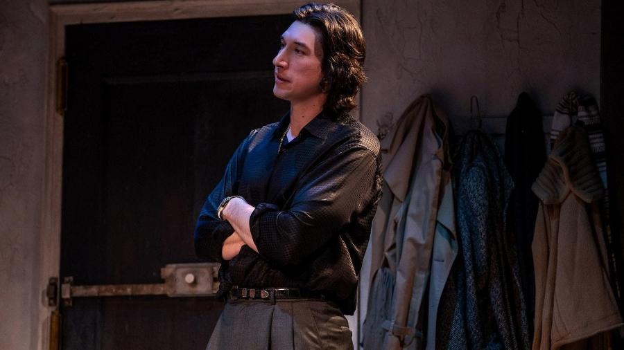 Adam Driver em cena em Nova York, na peça "Burn This" - Divulgação