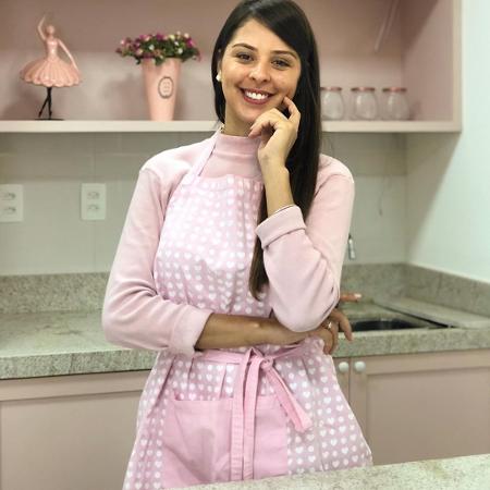 Haila em sua cozinha cor de rosa, que antes da transformação era uma garagem - Reprodução/Instagram - Reprodução/Instagram