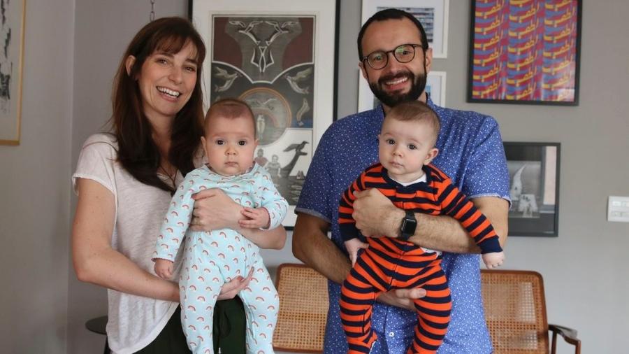 O casal Eduardo e Maria Lopes, pais de Cecília e Martin, beneficiou-se da licença paternidade de quatro meses - Rovena Rosa/Agência Brasil