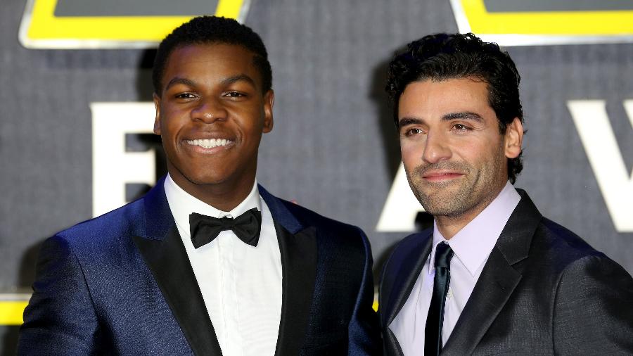 John Boyega (Finn) e Oscar Isaac (Poe Dameron), de Star Wars, posam juntos para foto - Chris Jackson/Getty Images