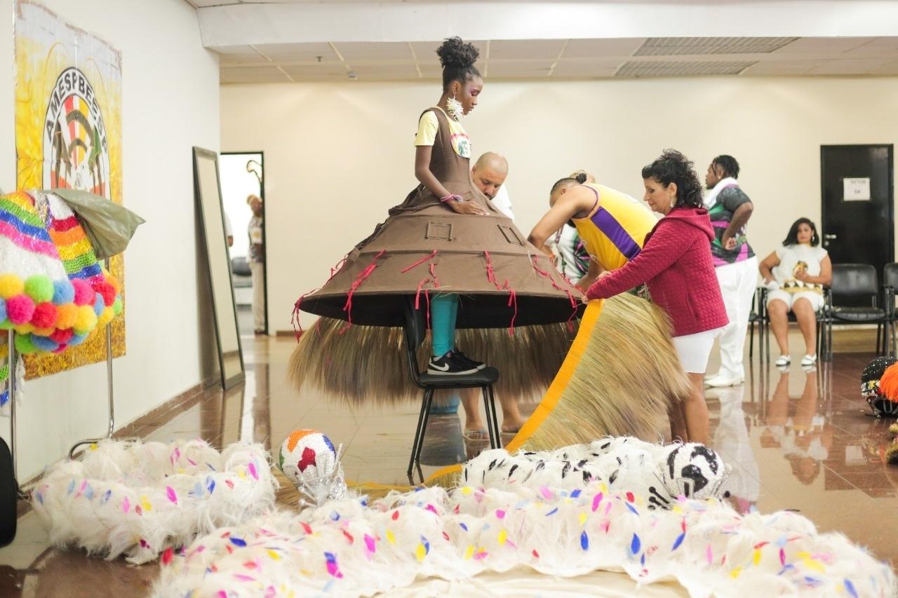 Ajustes finais em fantasias antes do bloco entrar na avenida - Ricardo Matsukawa/UOL