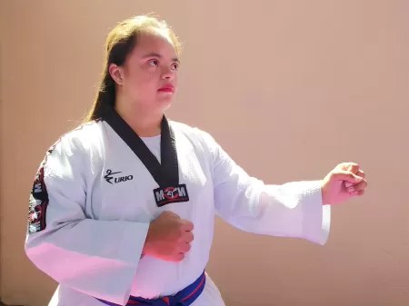 Aluno com Síndrome de Down é destaque na Escolinha de Taekwondo de