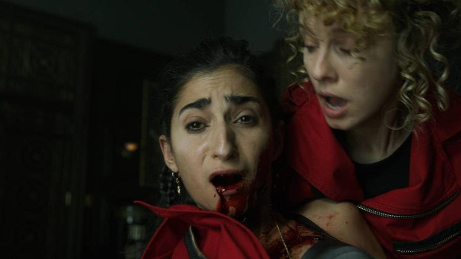 Nairóbi (Alba Flores) e Estocolmo (Esther Acebo) em cena da parte 4 de "La Casa de Papel" - Divulgação/Netflix