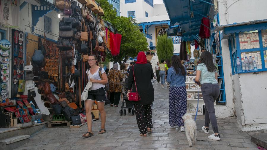 Turistas circulam por Túnis, na Tunísia - Anadolu Agency via Getty Images