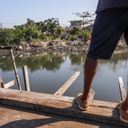 Ausência de saneamento básico na comunidade de Vila Gilda, em Santos (SP) (julho/2020) - Ricardo Matsukawa / UOL