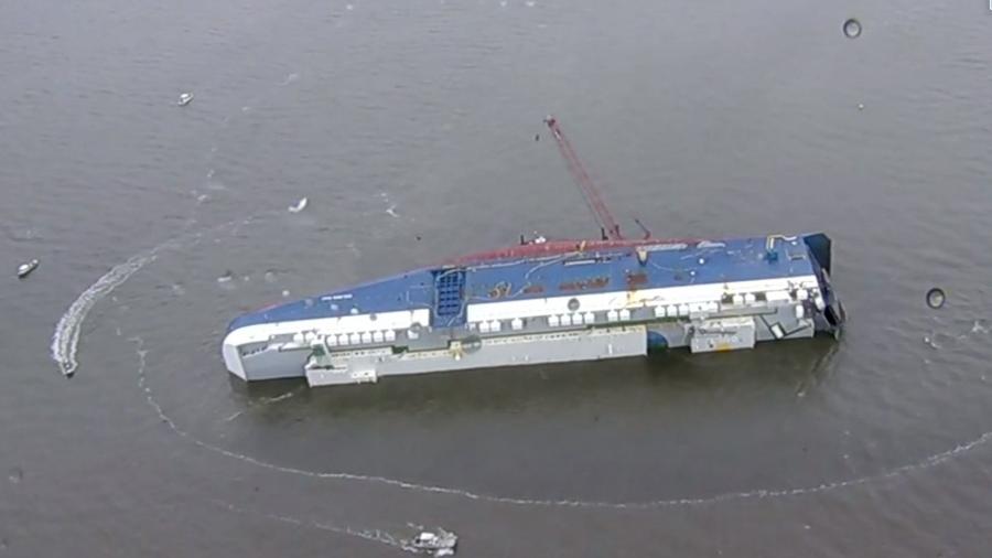 MV Golden Ray tombou com mais de 4.000 automóveis zero-quilômetro há pouco mais de um ano após sair de porto na Geórgia (EUA) - Reprodução