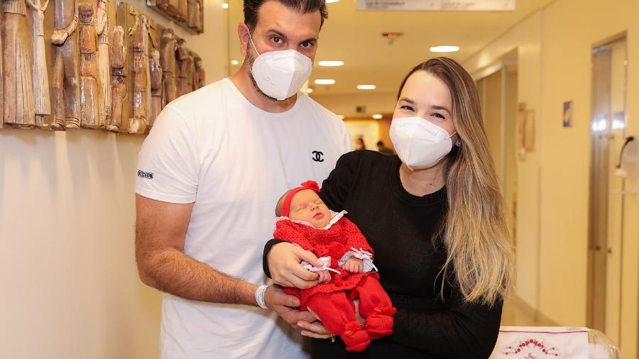 Thaeme deixa a maternidade com a filha Ivy e o marido Fábio Elias - Manuela Scarpa/Brazil News