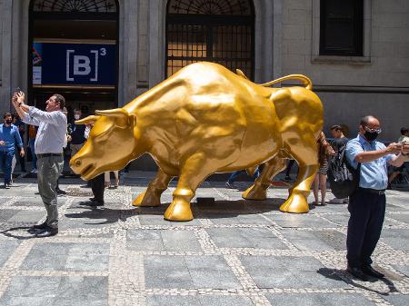 Até o Touro de Ouro foi embora! Será que é hora de deixar a bolsa e voltar  só depois das eleições? - Seu Dinheiro