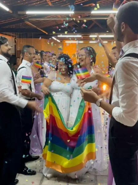 Saída das noivas teve festa e bandeira LGBTQI+ - Arquivo pessoal - Arquivo pessoal