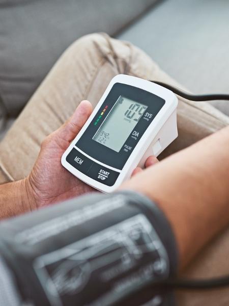 Hipertensão, pressão arterial, medindo pressão, aparelho - iStock