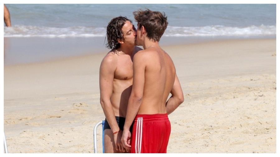 Jesuíta Barbosa foi clicado em clima de romance com rapaz em praia do Rio - JC PEREIRA/ AGNEWS