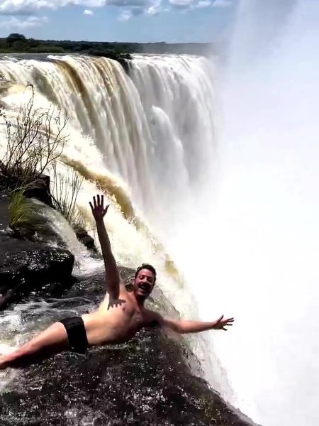 Fábio Porchat na piscina natural mais assustadora do mundo, à beira de um precipício com cerca de 100 metros de altura - Instagram/Reprodução