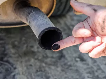 Dedo no escapamento: 'exame de toque' mostra como está a saúde do seu carro