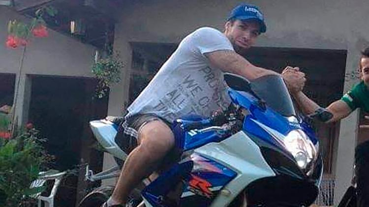 João Carlos Siqueira aparece ao guidão de moto esportiva em foto publicada em rede social