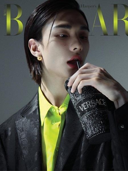 Hyunjin na capa da Harper's Bazaar usando Versace 