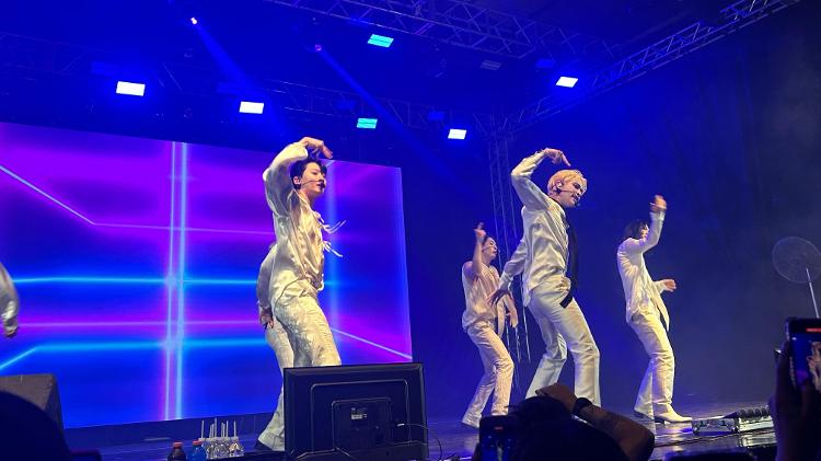 O grupo de K-pop OnlyOneOf juntou público LGBTQIA+ em show em São Paulo, na quinta (4)