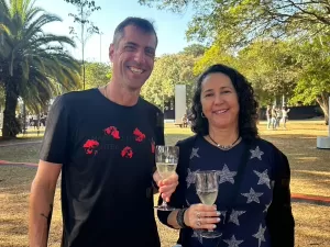 Da lama ao vinho: casal fã de festivais celebra regalia no C6 Fest