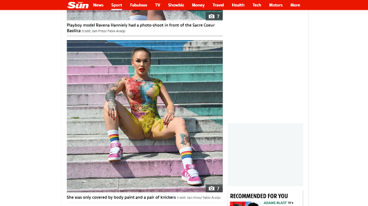 Ravena Hanniely posou com o corpo pintado na frente da Basílica do Sagrado Coração